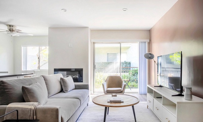 Encino Appartement | Ideal Encino 1BR w/ W/D, Pool & Gym, nr Ventura Blvd, by Blueground