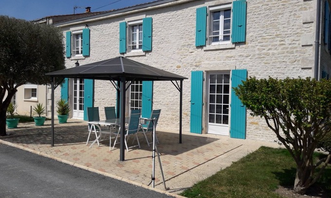 Saint-Hilaire-la-Palud Appartement | Idéal pour visite du marais et repos avec piscine, barque, vélos, parc