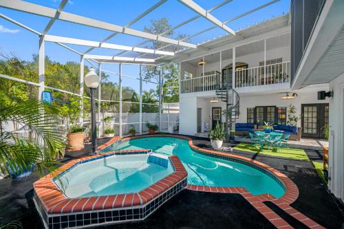 Bayshore Maison | Ideal for Groups! Sleeps 14, Pool, Spa Near Downtown
