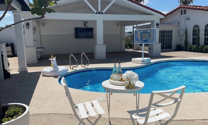 Mission Maison | Ideal for large groups - 4 King Beds- Sleep 16