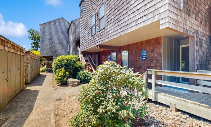 Historic Bayfront Copropriété | Ideal getaway on the water with private balcony, cozy layout, and free WiFi