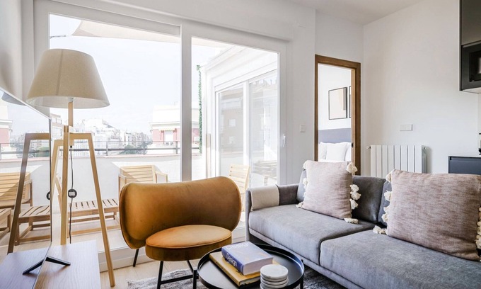 Ibiza Appartement | Ideal Ibiza 2BR w/ Doorman & A/C, nr Retiro Park, by Blueground