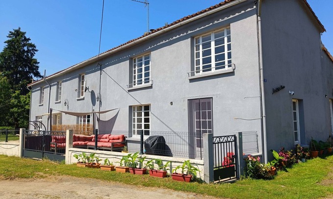 Vernoux-en-Gatine Maison | IDEAL LOCATION FOR A LARGE FAMILY OR SMALL GROUP, 8 PEOPLE, IN A QUIET HAMLET