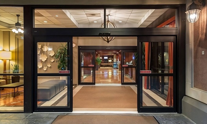 Eagan Park Hôtel | Ideal Mix of Comfort and Value! Outdoor Pool, Pets Allowed