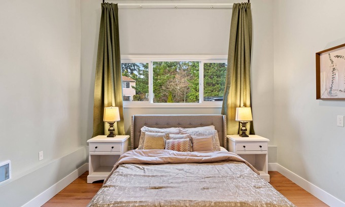 Kenmore Maison | Ideal Northwest Getaway | Near Lake Washington and Seattle