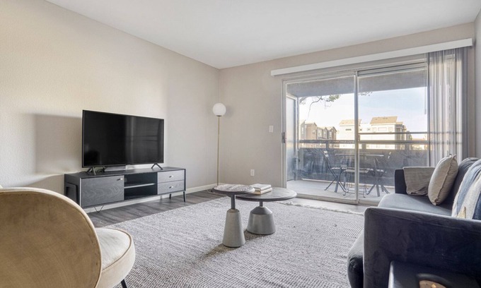 Sunnyvale Appartement | Ideal Sunnyvale 2BR w/ A/C, Parking & Pool, walk to Apple, by Blueground