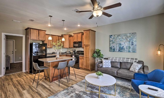 Tallahassee Appartement | Ideally Located and Elegant Condo with Balcony!