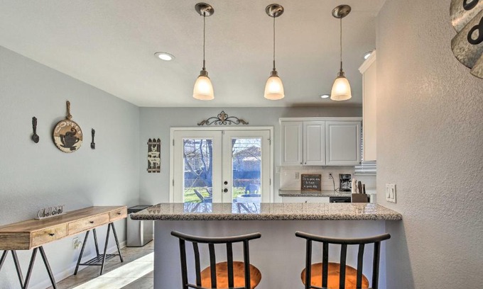 Shearer Hills - Ridgeview Maison | Ideally Located San Antonio Home with Fire Pit!