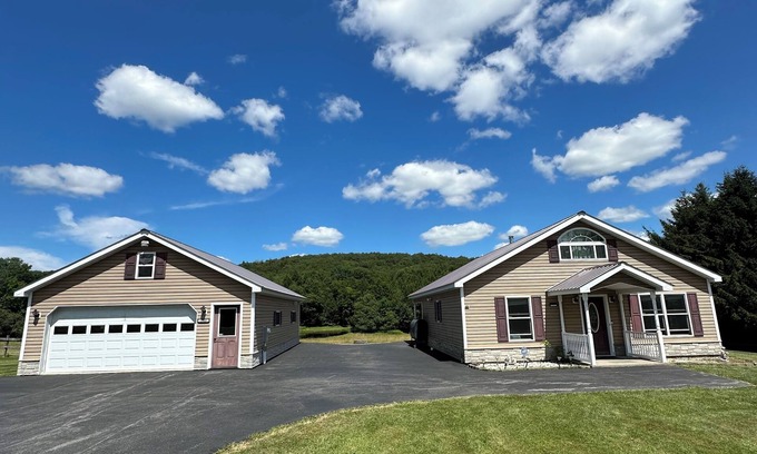 Brookfield Maison | Idlic home in an amazing setting, close to Hamilton, Clinton and Cooperstown.
