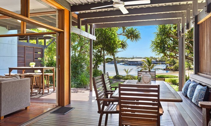 Twin Waters Maison | Idyllic 4-Bed Beachfront Lagoon House