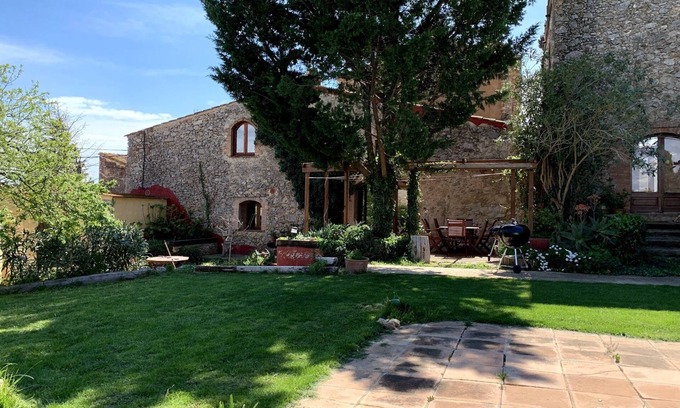 Sobrestany Maison | Grange idyllique avec jardin communautaire et piscine près de la côte.