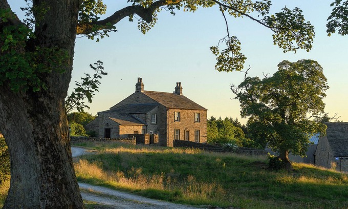 Skipton Maison | Idyllic country detached cottage sleeping 8 guests with free breakfast