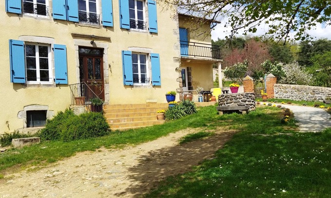 Domeyrat Cottage | Maison de Charme à Domeyrat: Jardin, Balades, Confort et Animations Culturelles