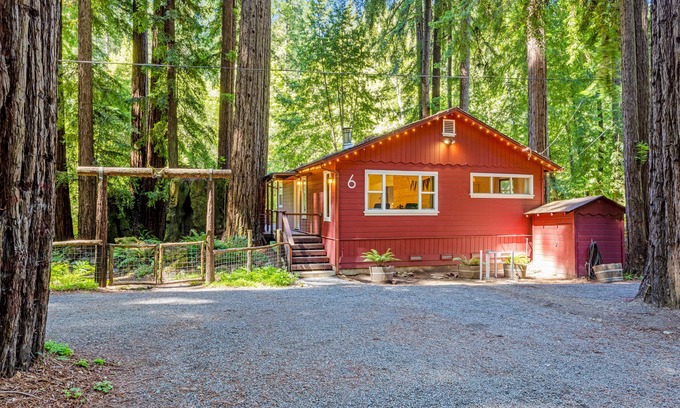 Cazadero Cabine | Idyllic creekside getaway- cozy, cute & updated