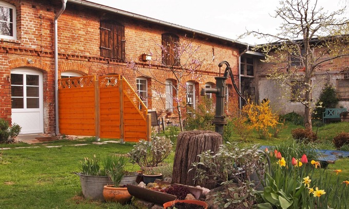 Mesekenhagen Autre | Idyllic farmhouse with a beautiful inner courtyard with a natural garden