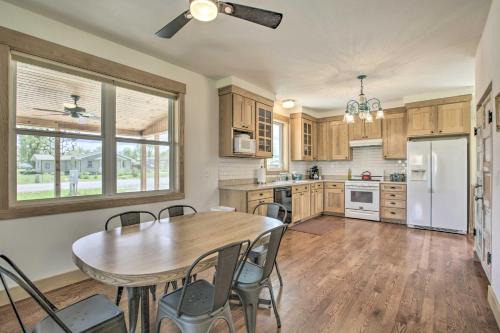 Lucerne Maison | Idyllic Gem Screened Porch, half Mi to River!