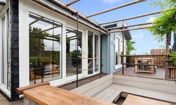 Ooltgensplaat Maison | Idyllic Holiday Home in Ooltgensplaat with Private Terrace