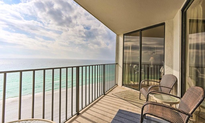 Panama City Beach Appartement | Idyllic PCB Condo with Pool Access and Ocean Views!