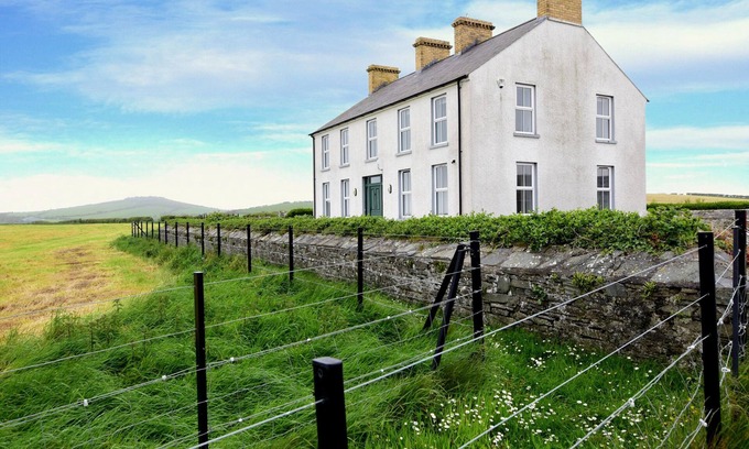 Portaferry Maison | Idyllic Sea View Farm House – One Minute Walk to the Beach.