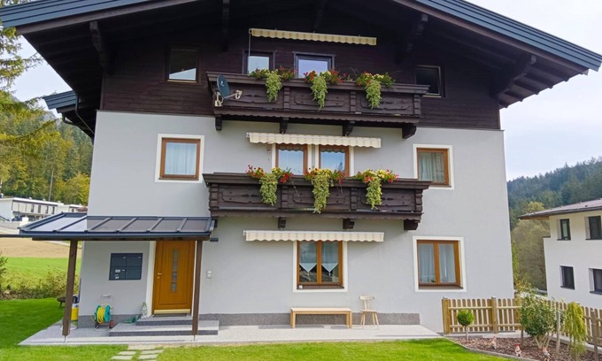 Langkampfen Appartement | Idyllically situated apartment, 800m to the ski bus