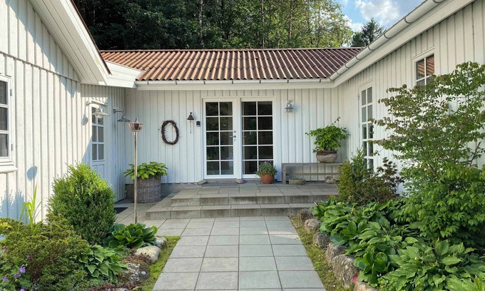 Viborg Maison | Idyllically situated wooden house by the forest