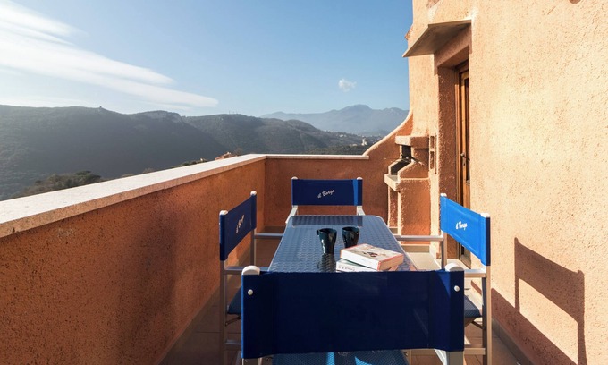 Finale Ligure Appartement | Multi-level apartment with A/C, Wi-Fi, swimming pool, terrace and parking
