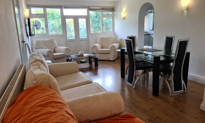 Newbury Park Appartement | ILFORD EAST LONDON BALCONY FLAT 2bed 2bath with parking, ideal for tourists!