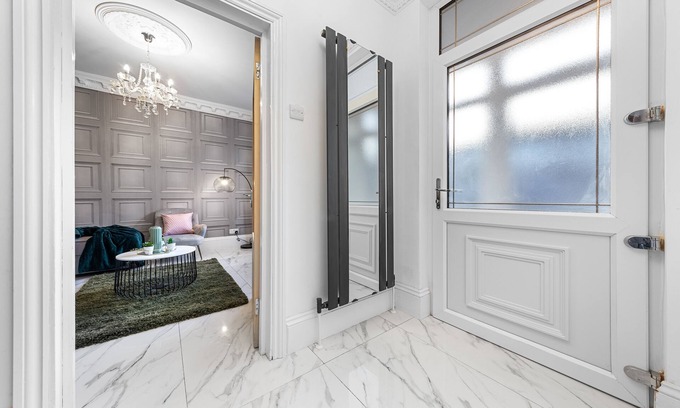 Loxford Maison | Ilford Gem: Your Stylish, Central 4BR Home For 10