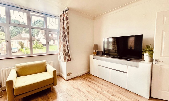 Cuffley Maison | Immaculate 2-bed House in Potters Bar