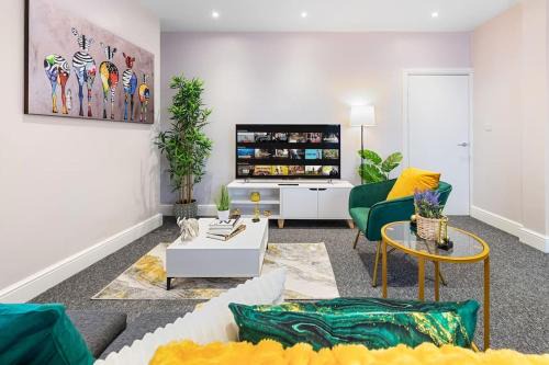 High Barnet Appartement | Immaculate 2BR London Flat with King Bed-Parking Available-Sleeps 6-20 Percent OFF Off Long Stays! Perfect for Families, Contractors & Couples!