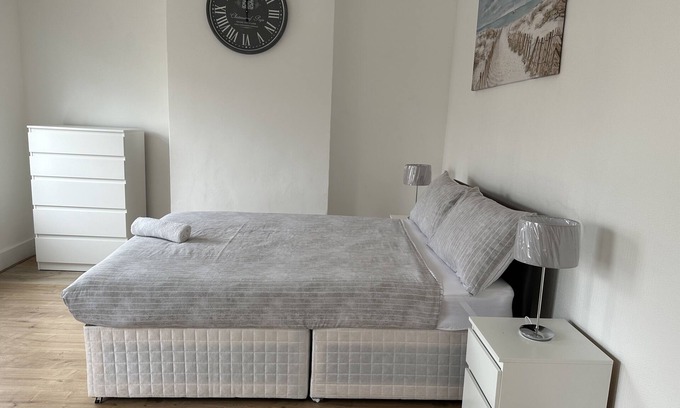 Enfield Lock Maison | Immaculate 4-Bed House in Enfield near Enfield loc
