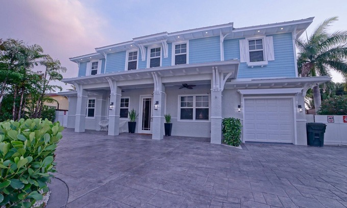East Boca Raton Villa | Immaculate Contemporary Villa 1.5 mi to The Beach & Mizner Park