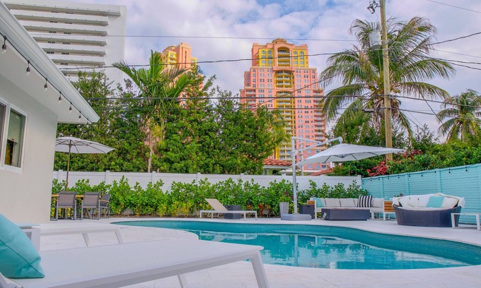 Dolphin Isles Maison | Immaculate Pool House - Only Two Blocks to the Beach!!!!