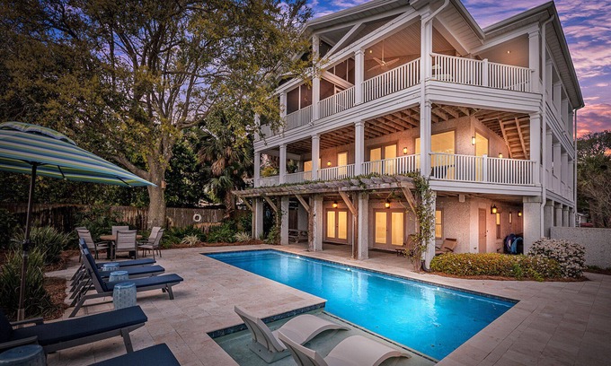 East Beach Maison | Ocean Front, Easy Walk To BEACH, piscine chauffée, 10 personnes