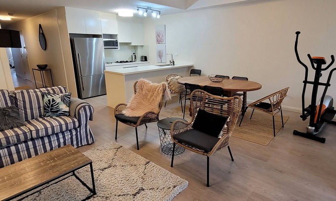 Gordon Appartement | Immaculate, spacious & peaceful apartment with 2 Bdm, 2 Bath & study area.