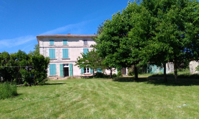Marsais Maison | Immense Logis du 19ème, Charente-Maritime, 5 chambres, piscine , préau ping-pong