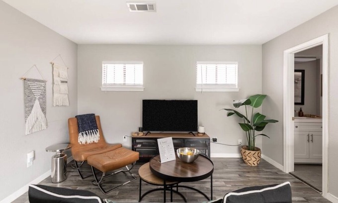 Lower Greenville Appartement | Immerse yourself in the rich, vibrant Dallas culture in this cozy urban getaway.