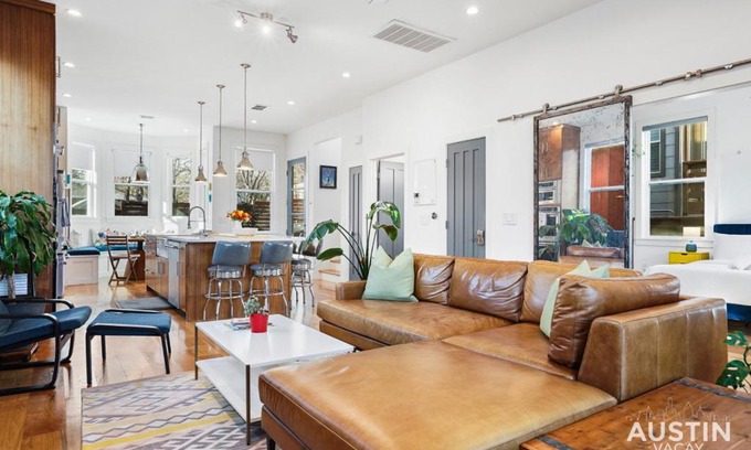 Blackshear-Prospect Hill Maison | Impressive East Austin Gem Home That Has it All