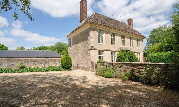 Quenington Autre | Impressive Georgian Farmhouse near Kempsford High