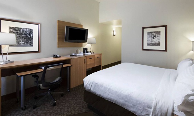 Yamacraw Village Maison | Impressive King Room! Great Location & Service