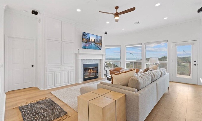 Lakeshore Ranch Maison | Impressive Lake View Mansion Atop Secluded Country