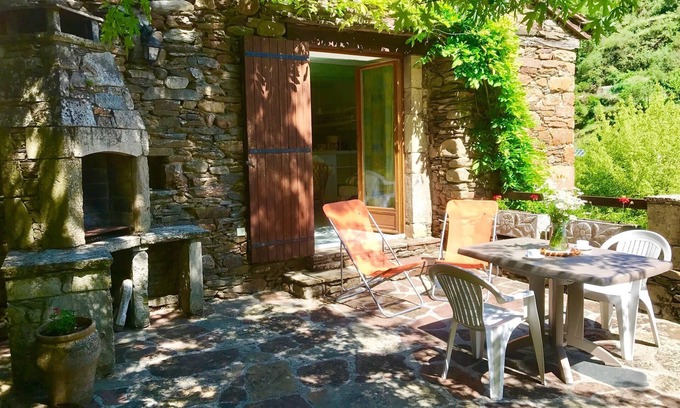 Brousse-le-Chateau Maison | Au coeur d'un superbe village médiéval classé, maison en pierres bord de rivière