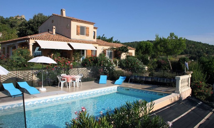 Vernegues Appartement | Gîte F2 dans villa provençale, au calme, piscine et jardin,vue Ste Victoire