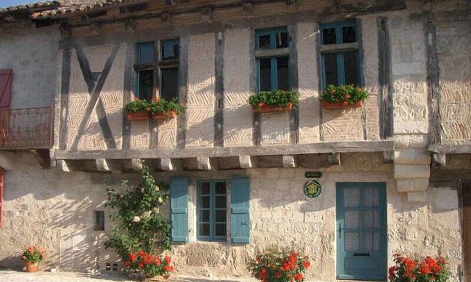 Monjoi Maison | Dans un village classé, maison à colombage donnant sur un vallon boisé