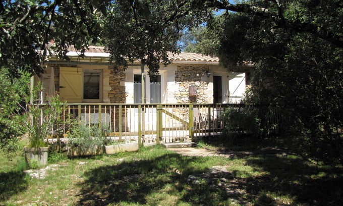 Galargues Cottage | Dans un parc méditerranéen, gîte au calme, piscine, accueil vélo