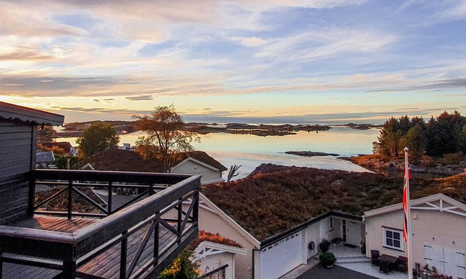 Karvag Maison | In a wonderful location by the water and close to the Atlantic Road, this family-friendly vacation h