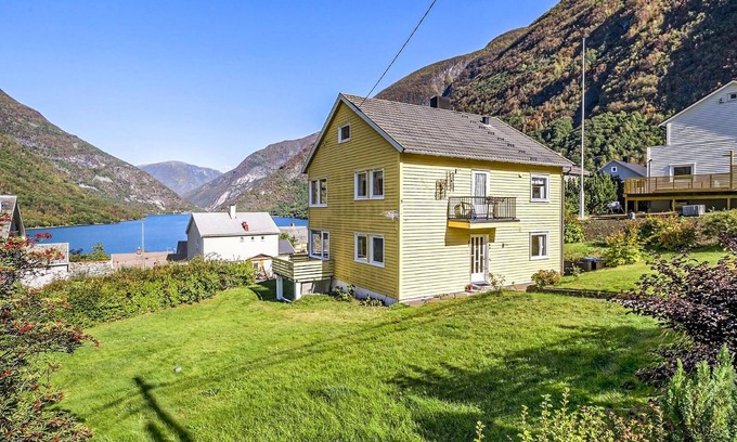 Ardalstangen Appartement | In Årdalstangen welcomes you this modern apartment with fjord view.