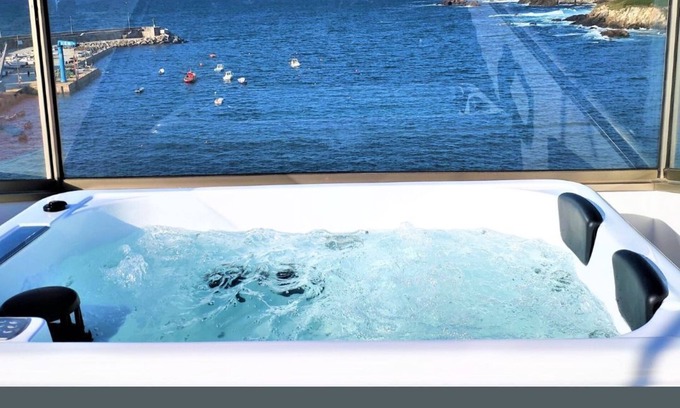 Laracha Appartement | In Caión: Attic-Suite with 2 terraces and Jacuzzi on the seafront
