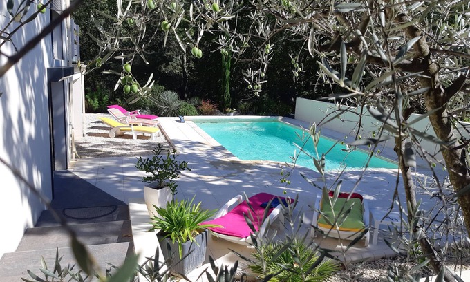 Quissac Villa | A Quissac, élégante villa 4 ⭐ avec piscine, vue forêt.