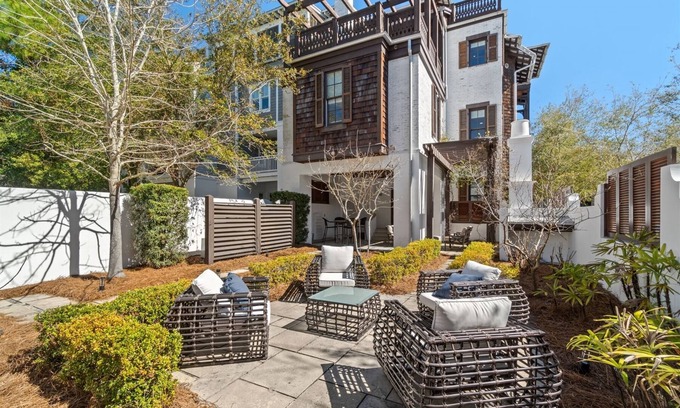 Rosemary Beach Maison | In Rosemary! Steps to Pool! Outdoor Oasis! Sleeps 18, Pets OK!
